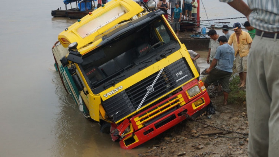LKW Im Fluss versenkt (Rio Beni, Bolivien März 2012)